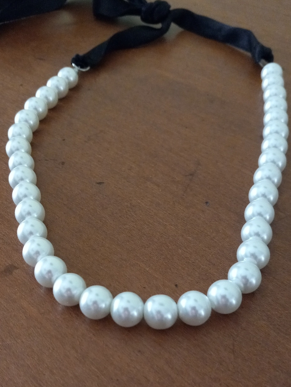 Chic White Pearl Beaded Choker Statement Necklace Black Ribbon Closure - Picture 2 of 6
